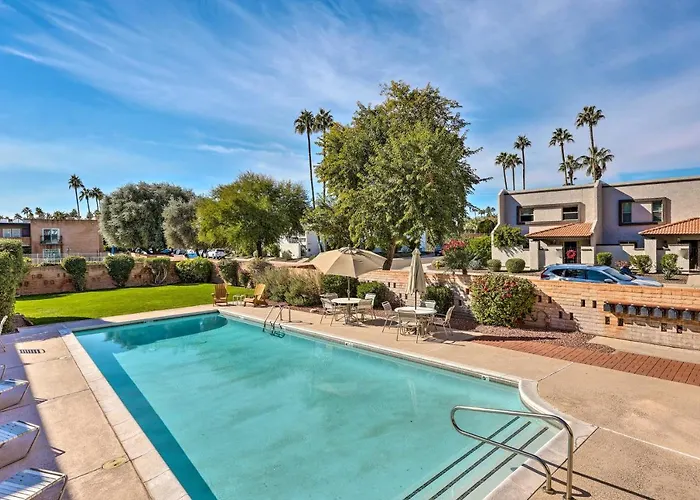 Hébergement de vacances Relax Poolside! Walkable Old Town Oasis