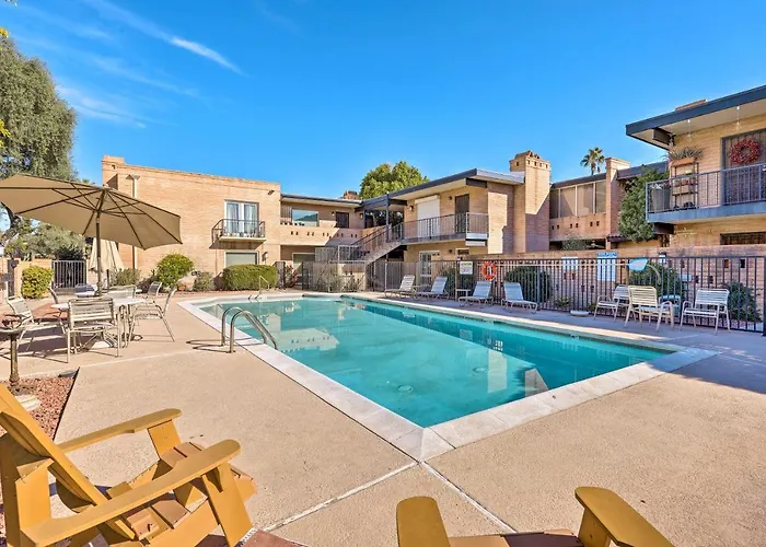 Relax Poolside! Walkable Old Town Oasis Hébergement de vacances *