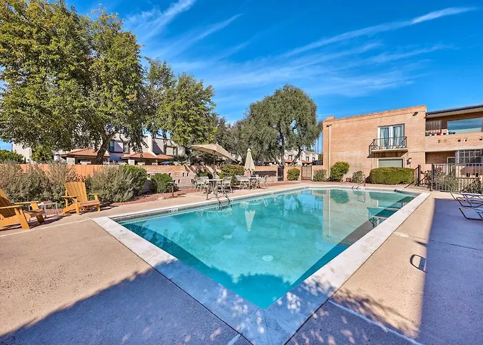 Relax Poolside! Walkable Old Town Oasis Hébergement de vacances